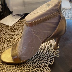 Viola sandal gold with broach buckle